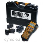 De Dymo RHINO 5200 kofferset is gevuld met printer, accu, adapter en 2 tapes