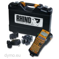De Dymo RHINO 5200 kofferset is gevuld met printer, accu, adapter en 2 tapes